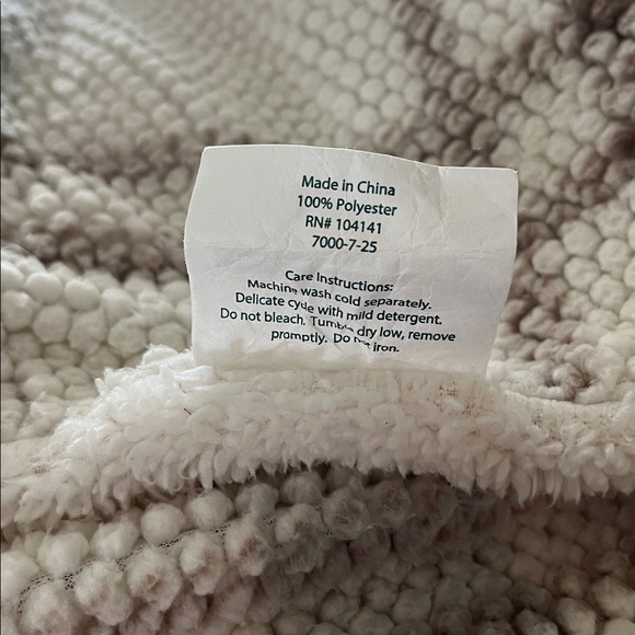 Elegant Beige Plaid Throw Blanket - Picture 6 of 6